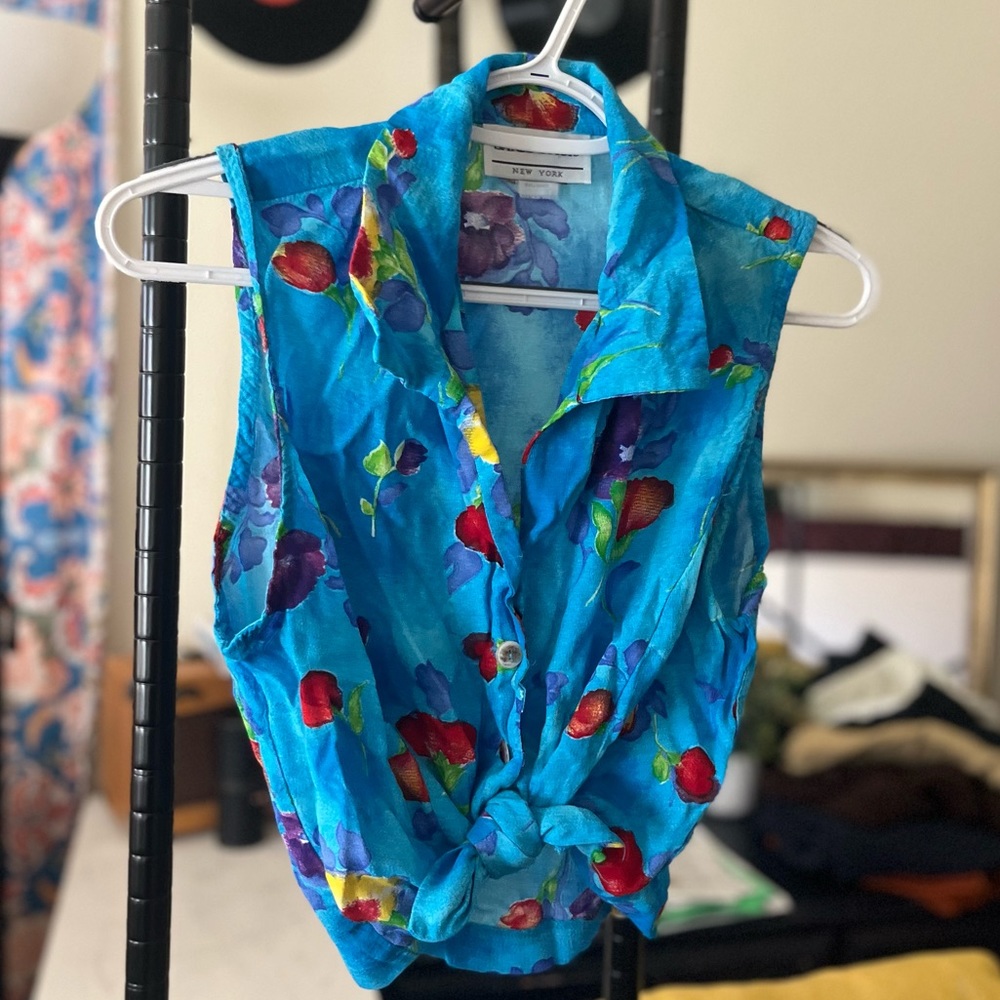 VINTAGE BLUE FLORAL COLLARED CROPPED TANK TOP